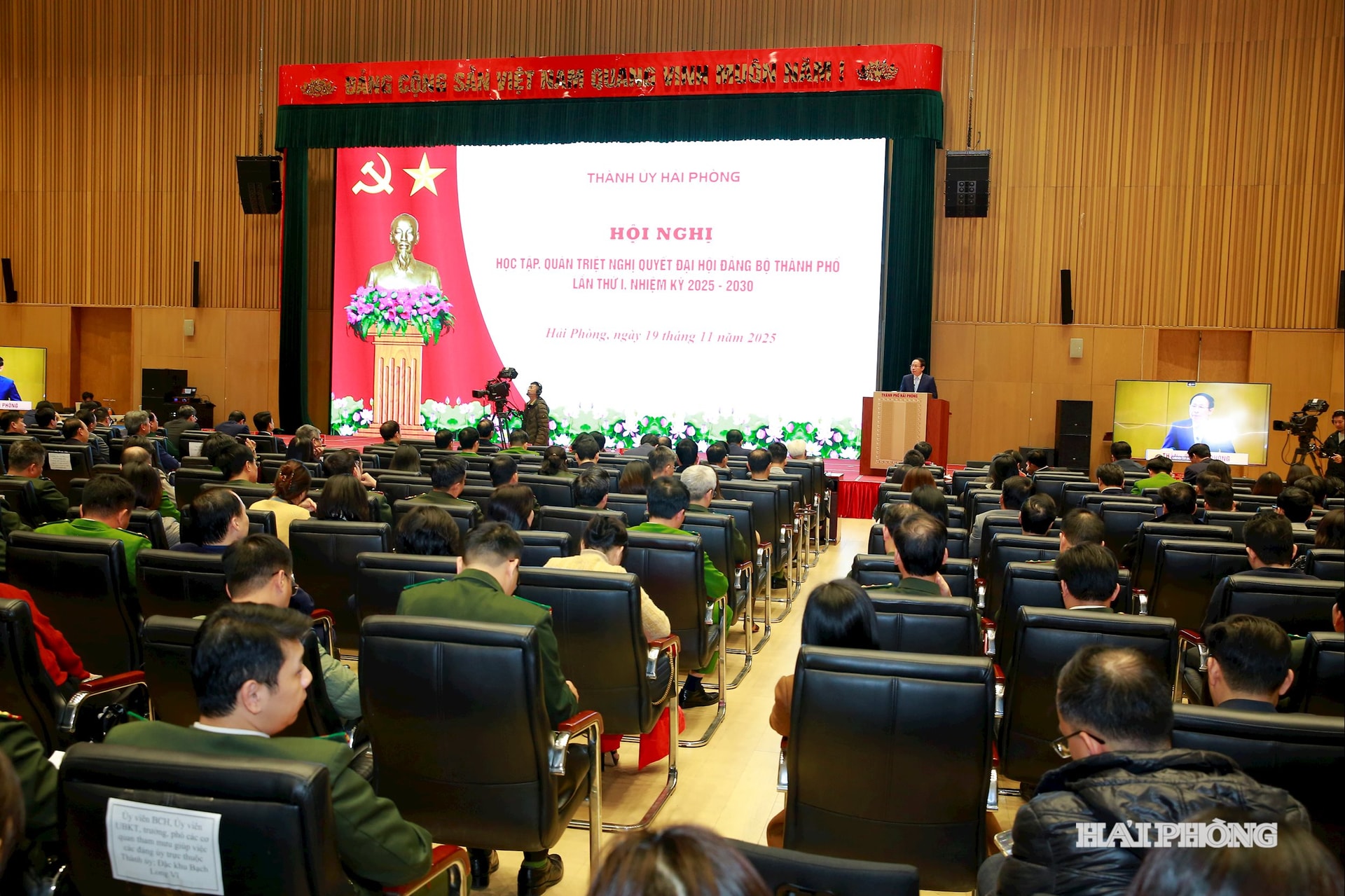 Đồng chí Lê Tiến Châu, Uỷ viên Trung ương Đảng, Bí thư Thành uỷ, Trưởng đoàn đại biểu Quốc hội Hải Phòng phát biểu kết luận hội nghị quán triệt Nghị quyết Đại hội Đảng bộ thành phố lần thứ nhất