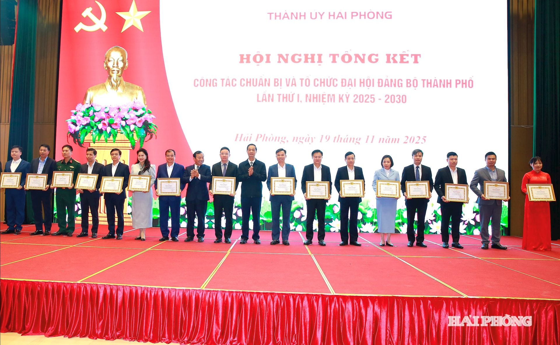 Các đồng chí Đỗ Mạnh Hiến, Phó bí thư Thường trực Thành uỷ; Lê Văn Hiệu, Phó bí thư Thành uỷ, Chủ tịch HĐND thành phố trao bằng khen của Ban Thường vụ Thành uỷ tặng các cá nhân tiêu biểu.