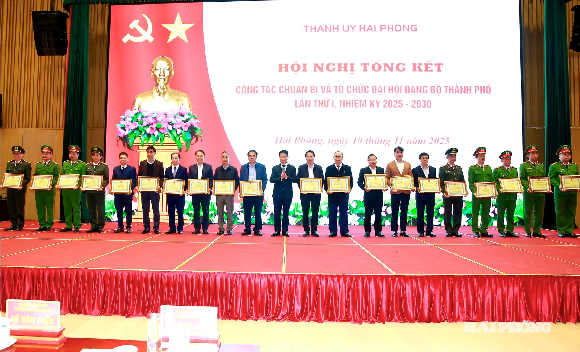 Đồng chí Lê Ngọc Châu, Phó bí thư Thành uỷ, Chủ tịch UBND thành phố trao bằng khen của UBND thành phố tặng các tập thể tiêu biểu.