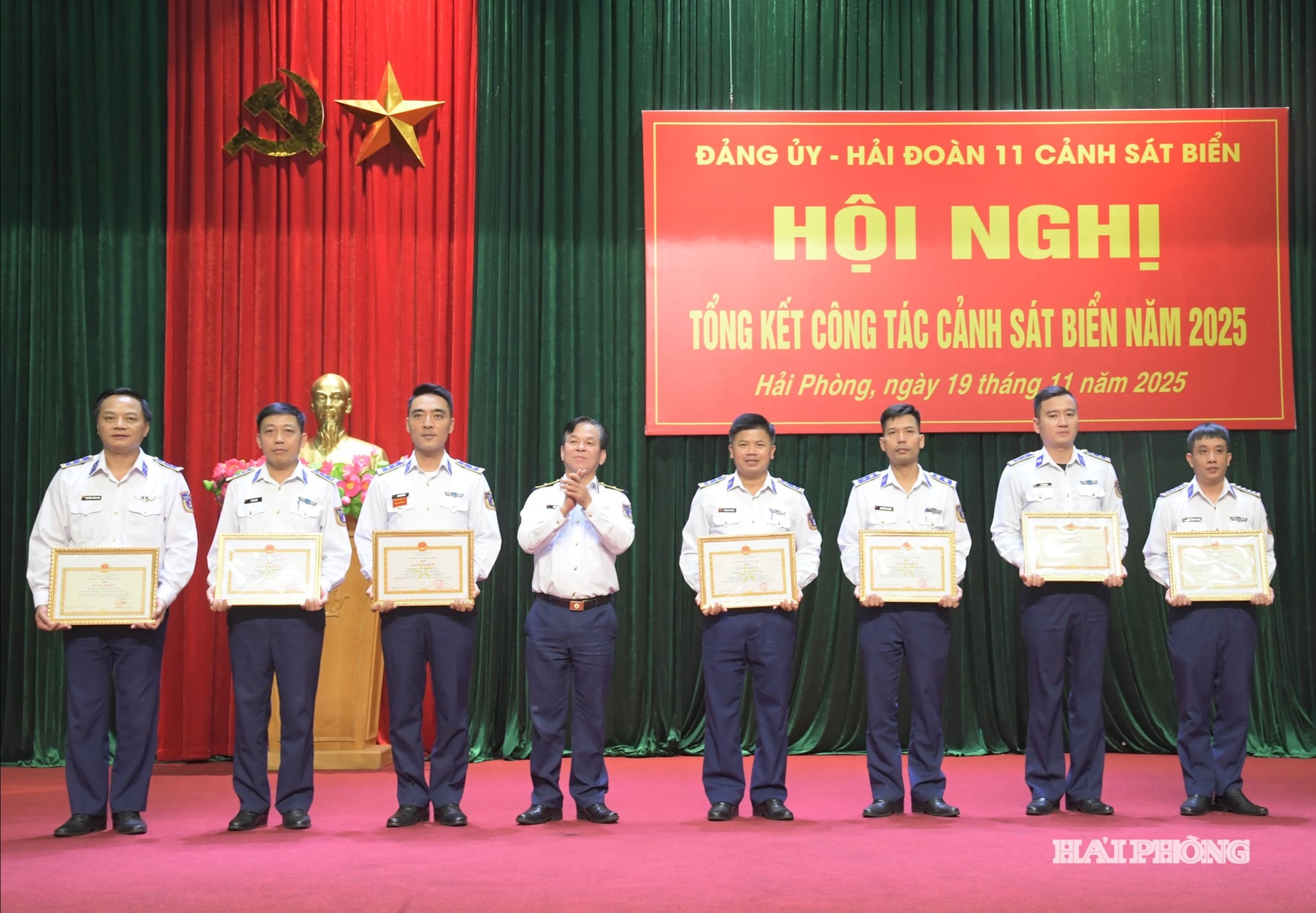 Thiếu tướng Trần Văn Thơ, Tư lệnh Vùng Cảnh sát biển 1 khen thưởng các tập thể, cá nhân có thành tích xuất sắc