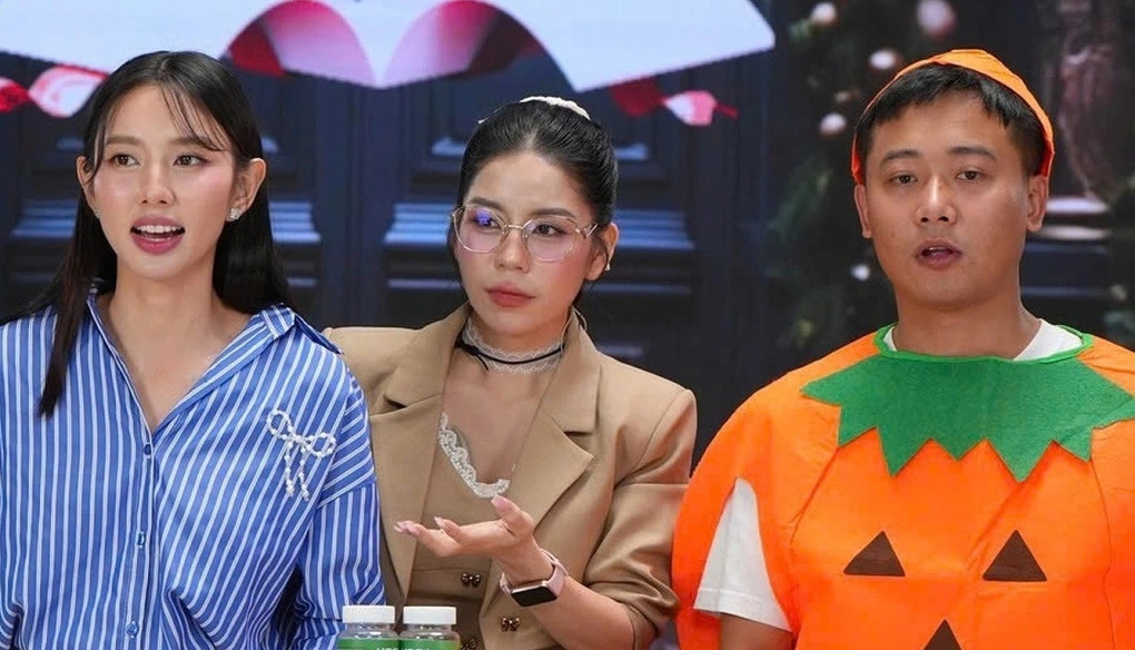 Thuỳ Tiên, Quang Linh Vlogs, Hằng Du Mục trong 1 phiên livestream bán hàng, trước thời điểm bị khởi tố.