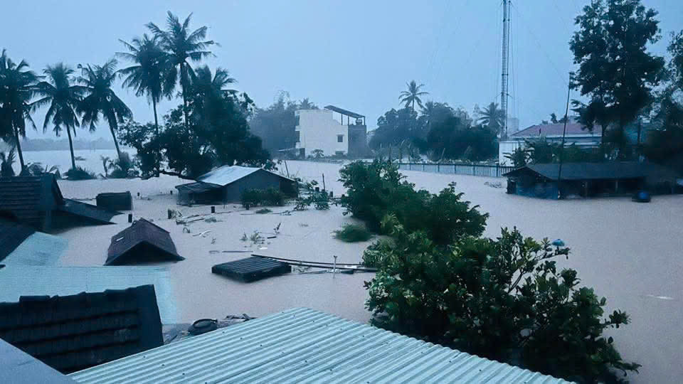 Ngập mái nhà tại xã Đồng Xuân.