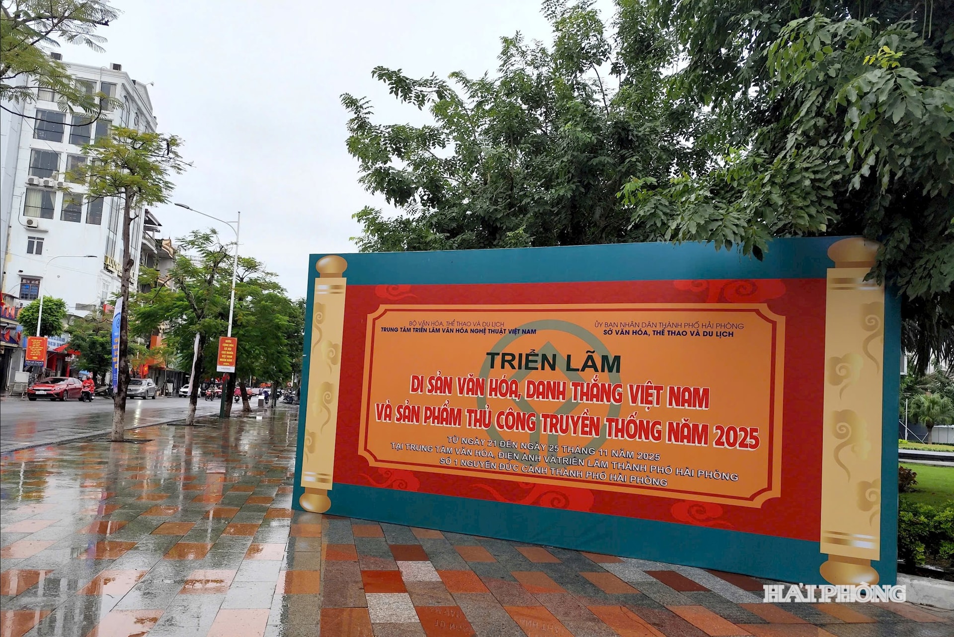 ជាមូលដ្ឋានបញ្ចប់កន្លែងតាំងពិពណ៌