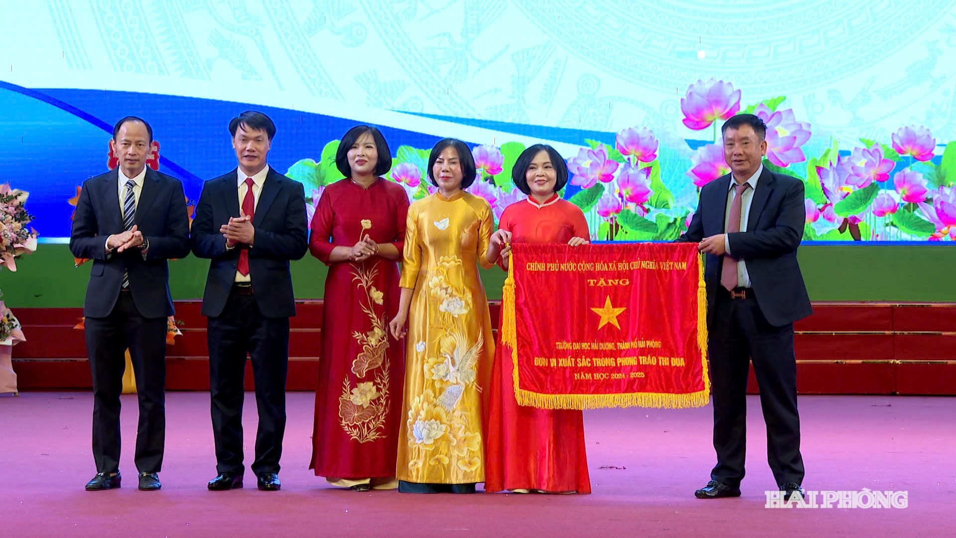 Đồng chí Trần Văn Quân, Phó chủ tịch UBND thành phố trao Cờ thi đua của Thủ tướng Chính phủ tặng Trường dại học Hải Dương.