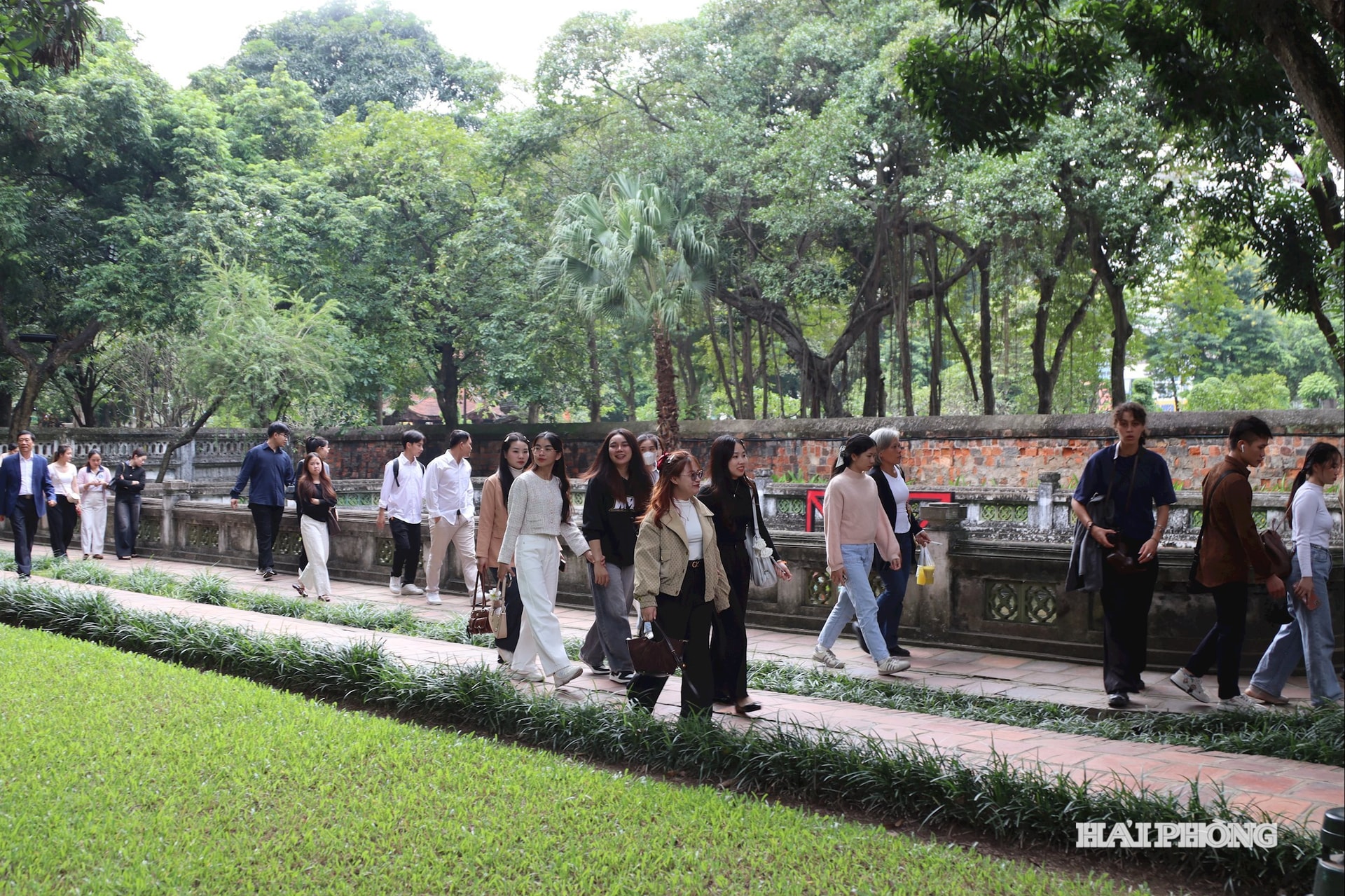 Sinh viên Lào đang học tập tại Hải Phòng được Liên hiệp các tổ chức hữu nghị thành phố tổ chức tham quan Văn Miếu quốc tử giám tại Hà Nội.
