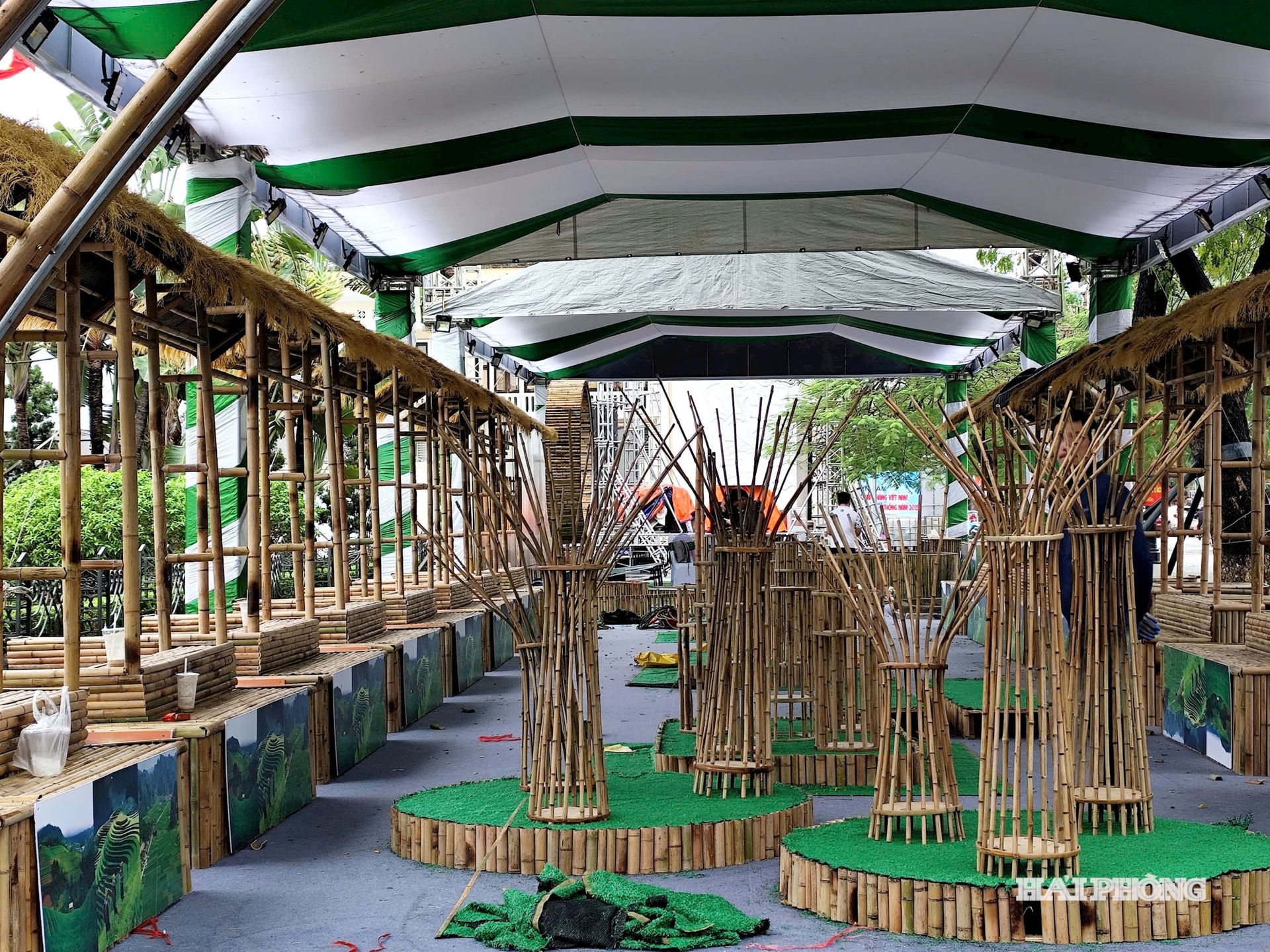 កន្លែង​តាំង​ពិព័រណ៍​នេះ​មាន​ទីតាំង​ស្ថិត​នៅ​កណ្តាល​ក្រុង​កំពង់ផែ Hai Phong។