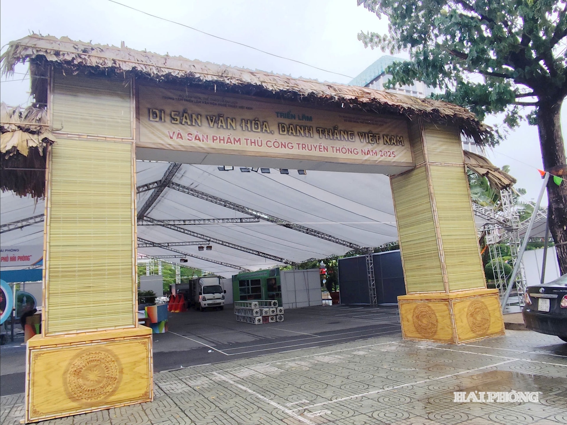 តំបន់ស្តង់កំពុងត្រូវបានសាងសង់ និងដំឡើងជាបន្ទាន់។