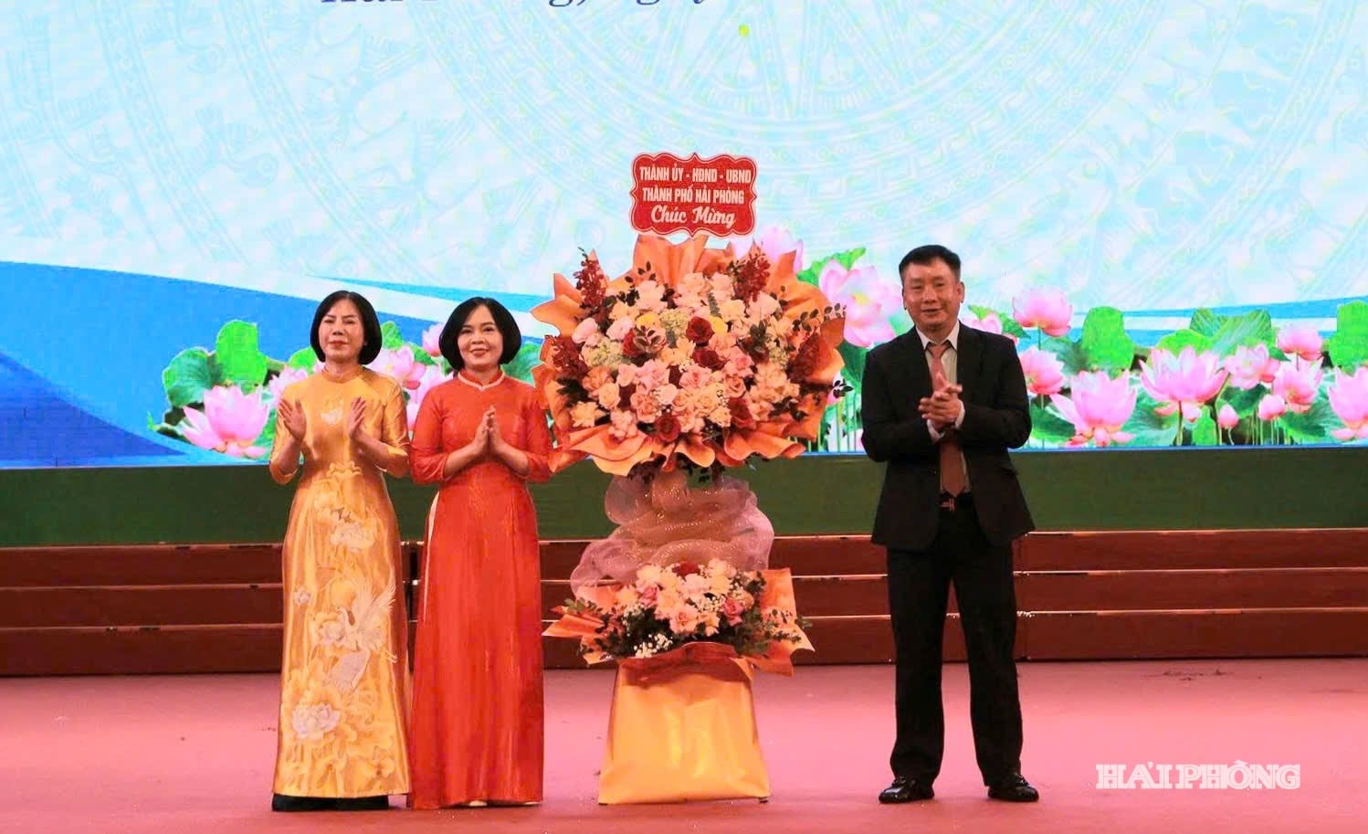 Đồng chí Trần Văn Quân, Phó chủ tịch UBND thành phố tặng hoa chúc mừng lãnh đạo Trường dại học Hải Dương.