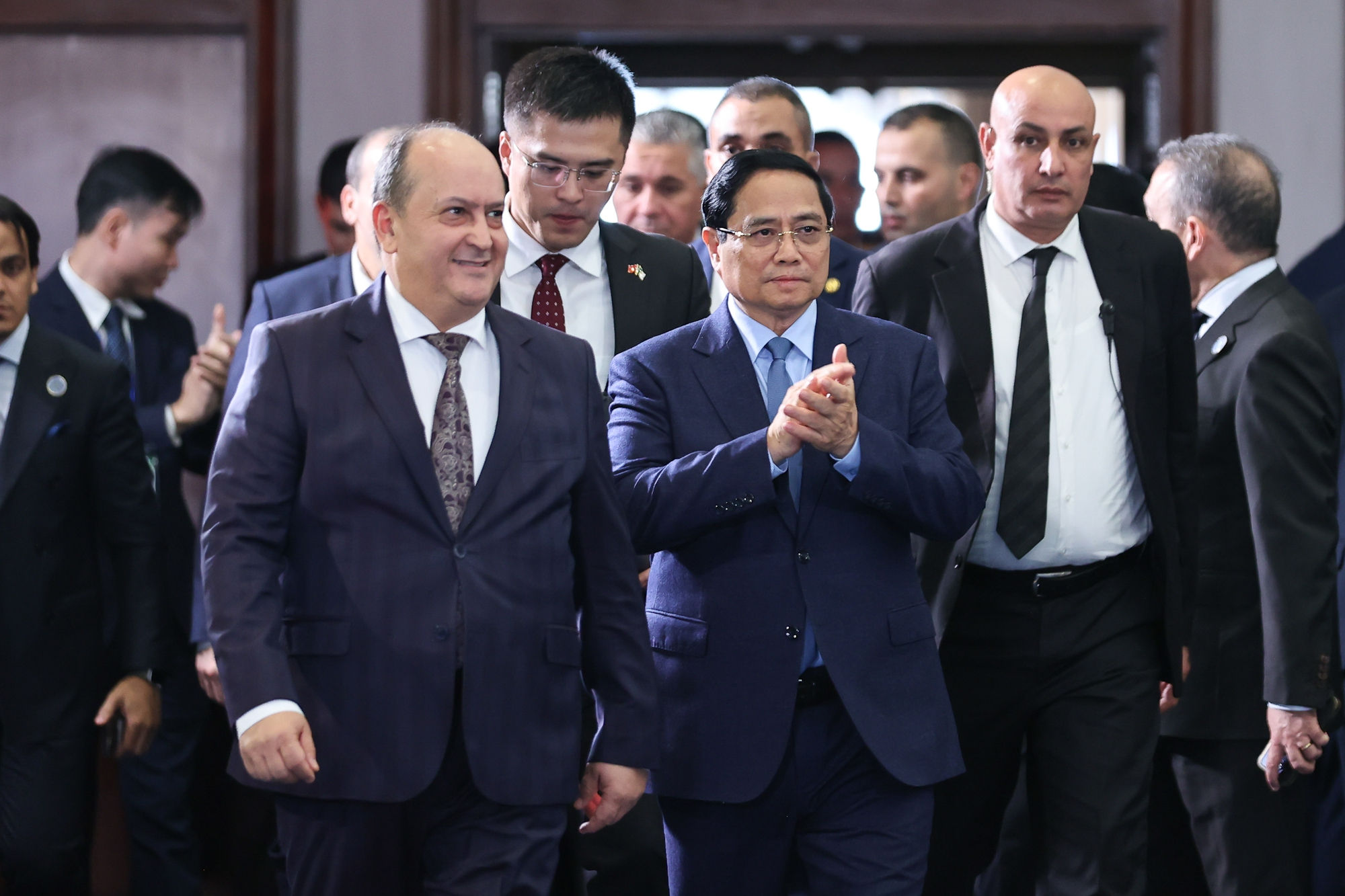 Thủ tướng mời gọi doanh nghiệp Việt Nam đầu tư tại Algeria để xuất khẩu sang 3 châu lục- Ảnh 1. Thủ tướng mời gọi doanh nghiệp Việt Nam đầu tư tại Algeria để xuất khẩu sang 3 châu lục- Ảnh 1.
