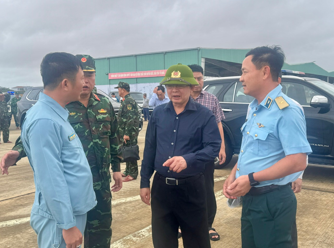 Phó Thủ tướng Hồ Quốc Dũng kiểm tra công tác ứng phó khẩn cấp mưa lũ tại Khánh Hòa- Ảnh 3. Phó Thủ tướng Hồ Quốc Dũng kiểm tra công tác ứng phó khẩn cấp mưa lũ tại Khánh Hòa- Ảnh 3.