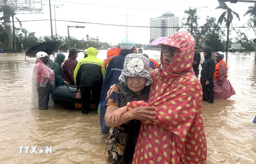 Nhiều hộ dân vùng ngập sâu ở Đắk Lắk được đưa đến nơi an toàn. (Ảnh: Tường Quân/TTXVN)