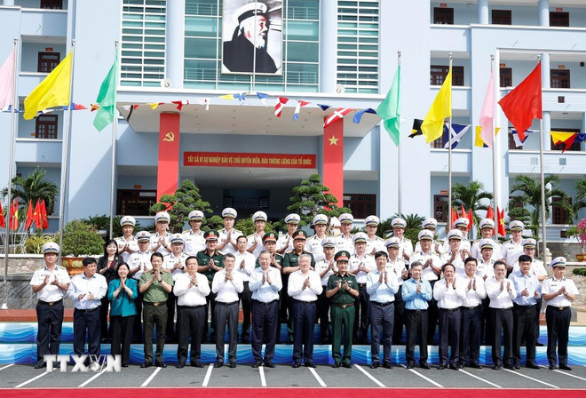 Tổng Bí thư Tô Lâm với các đại biểu và lãnh đạo, sỹ quan Bộ Tư lệnh Vùng 5 Hải quân. (Ảnh: Thống Nhất/TTXVN) ttxvn-tong-bi-thu-to-lam-tham-lam-viec-voi-vung-5-hai-quan-20-3.jpg