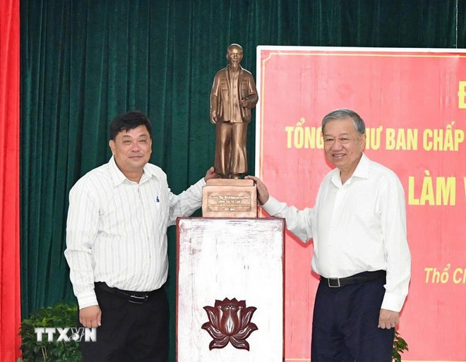 Tổng Bí thư Tô Lâm tặng bức tượng Bác Hồ cho Đảng bộ, chính quyền và nhân dân đặc khu Thổ Châu. (Ảnh: Văn Sĩ/TTXVN) ttxvn-1911-tong-bi-thu-tham-dao-tho-chau-an-giang-3.jpg