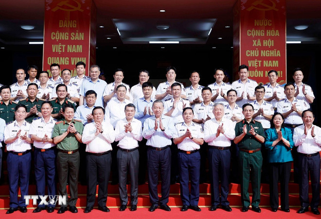 Tổng Bí thư Tô Lâm với các đại biểu tại Bộ Tư lệnh Vùng Cảnh sát Biển 4. (Ảnh: Thống Nhất/TTXVN) ttxvn-2011-tong-bi-thu-bo-tu-lenh-vung-canh-sat-bien-2.jpg