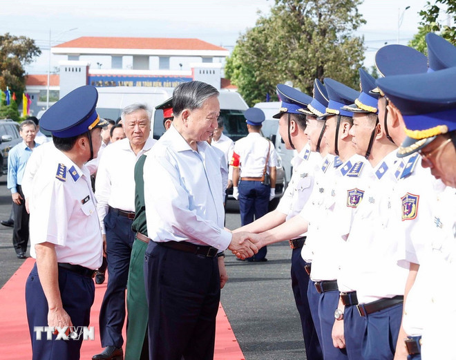Tổng Bí thư Tô Lâm với các đại biểu Bộ Tư lệnh Vùng Cảnh sát Biển 4. (Ảnh: Thống Nhất/TTXVN) ttxvn-2011-tong-bi-thu-bo-tu-lenh-vung-canh-sat-bien-6.jpg