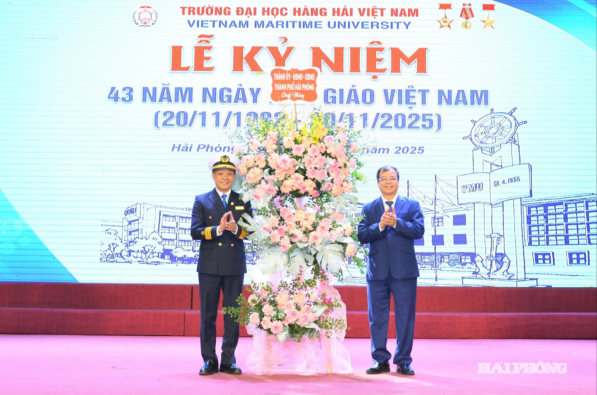 Ảnh báo in: Đồng chí Nguyễn Minh Hùng, Phó chủ tịch UBND thành phố tặng hoa chúc mừng Trường Đại học Hàng hải Việt Nam nhân kỷ niệm 43 năm Ngày Nhà giáo Việt Nam.