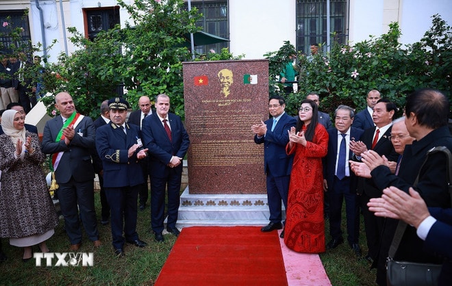 Thủ tướng Phạm Minh Chính và Phu nhân cùng lãnh đạo Algeria tại Lễ khánh thành Bia tưởng niệm Chủ tịch Hồ Chí Minh ở thủ đô Algiers. (Ảnh: Dương Giang/TTXVN) ttxvn-thu-tuong-du-le-khanh-thanh-bia-tuong-niem-ve-than-the-su-nghiep-chu-tich-ho-chi-minh-8422034-1.jpg