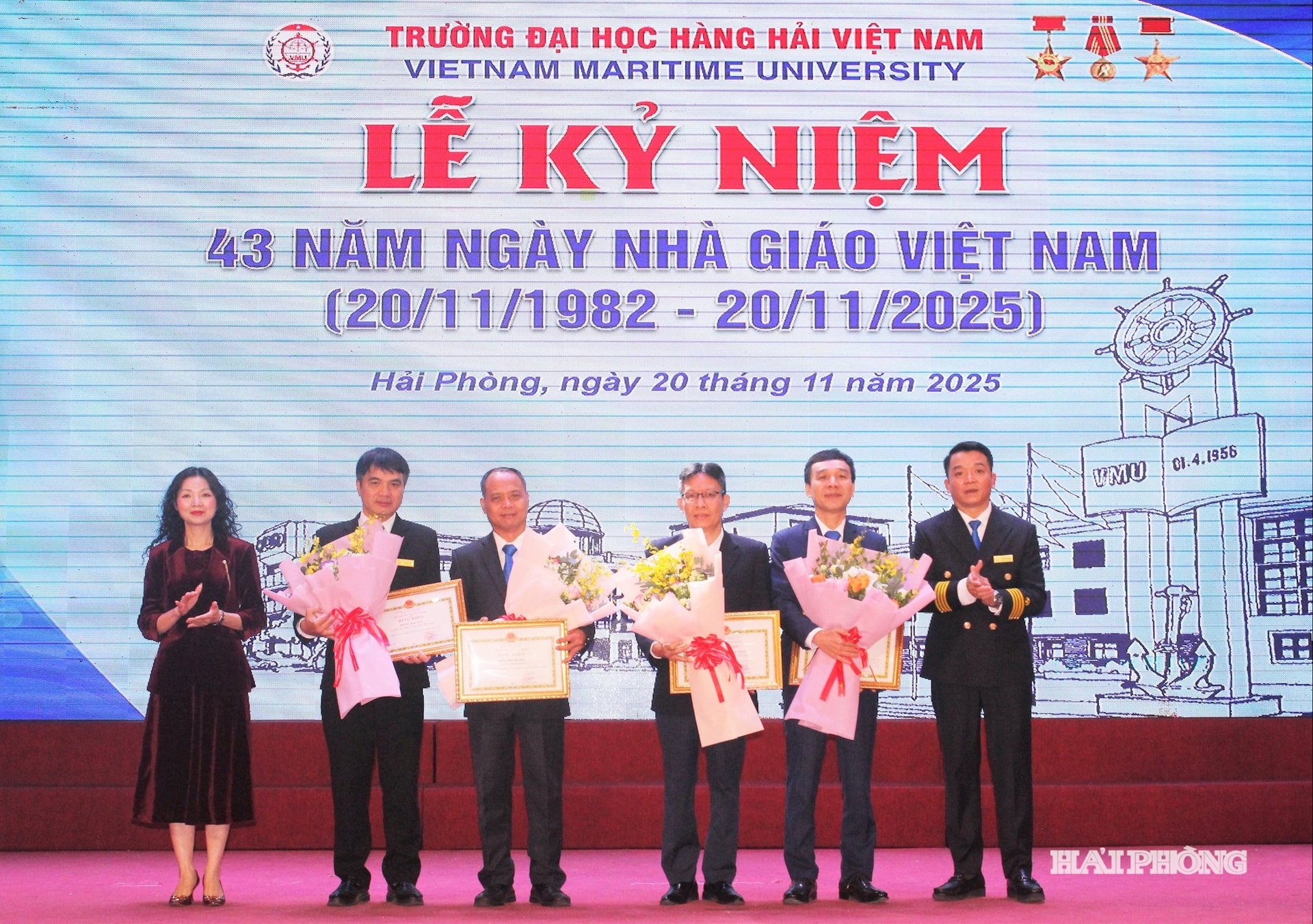Đại diện Bộ Xây dựng và lãnh đạo nhà trường trao bằng khen của Bộ trưởng Bộ Xây dựng tặng các tập thể.