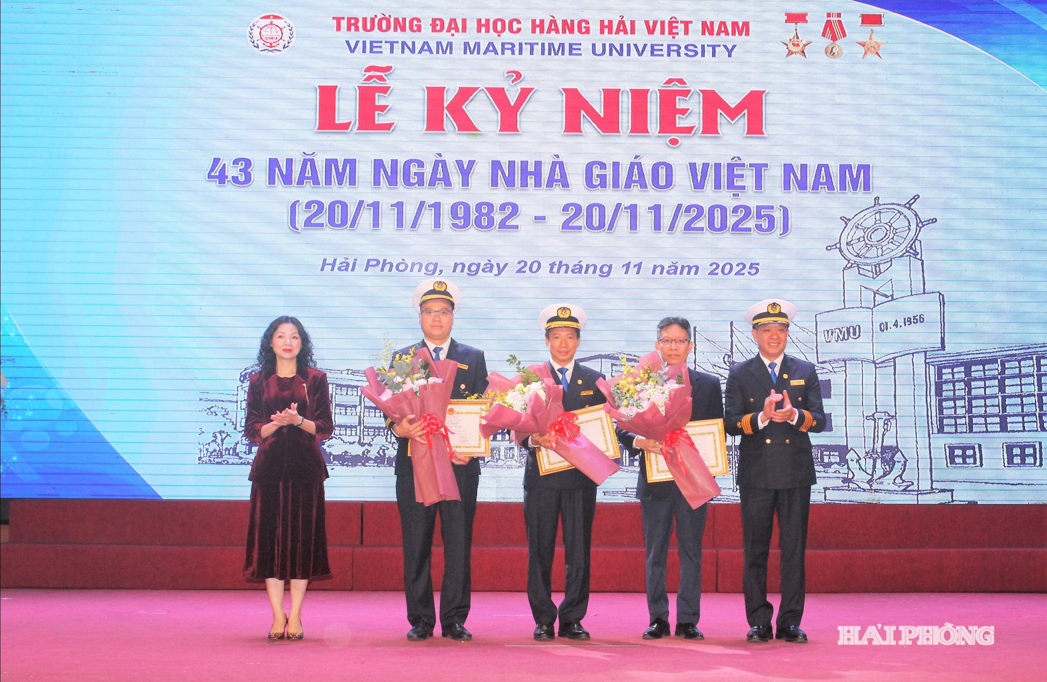 Đại diện Bộ Xây dựng và lãnh đạo nhà trường trao bằng khen của Bộ trưởng Bộ Xây dựng tặng các cá nhân