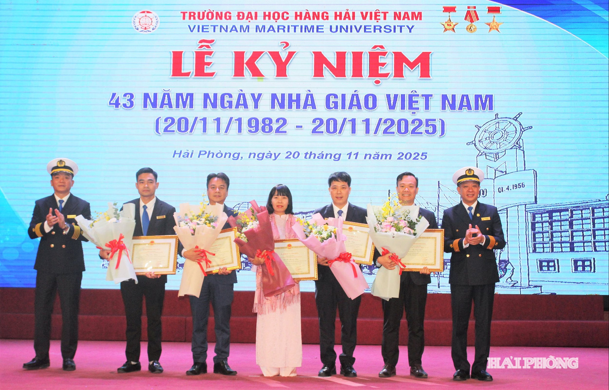 Lãnh đạo nhà trường trao danh hiệu “Chiến sĩ thi đua ngành Giao thông vận tải” tặng các cá nhân