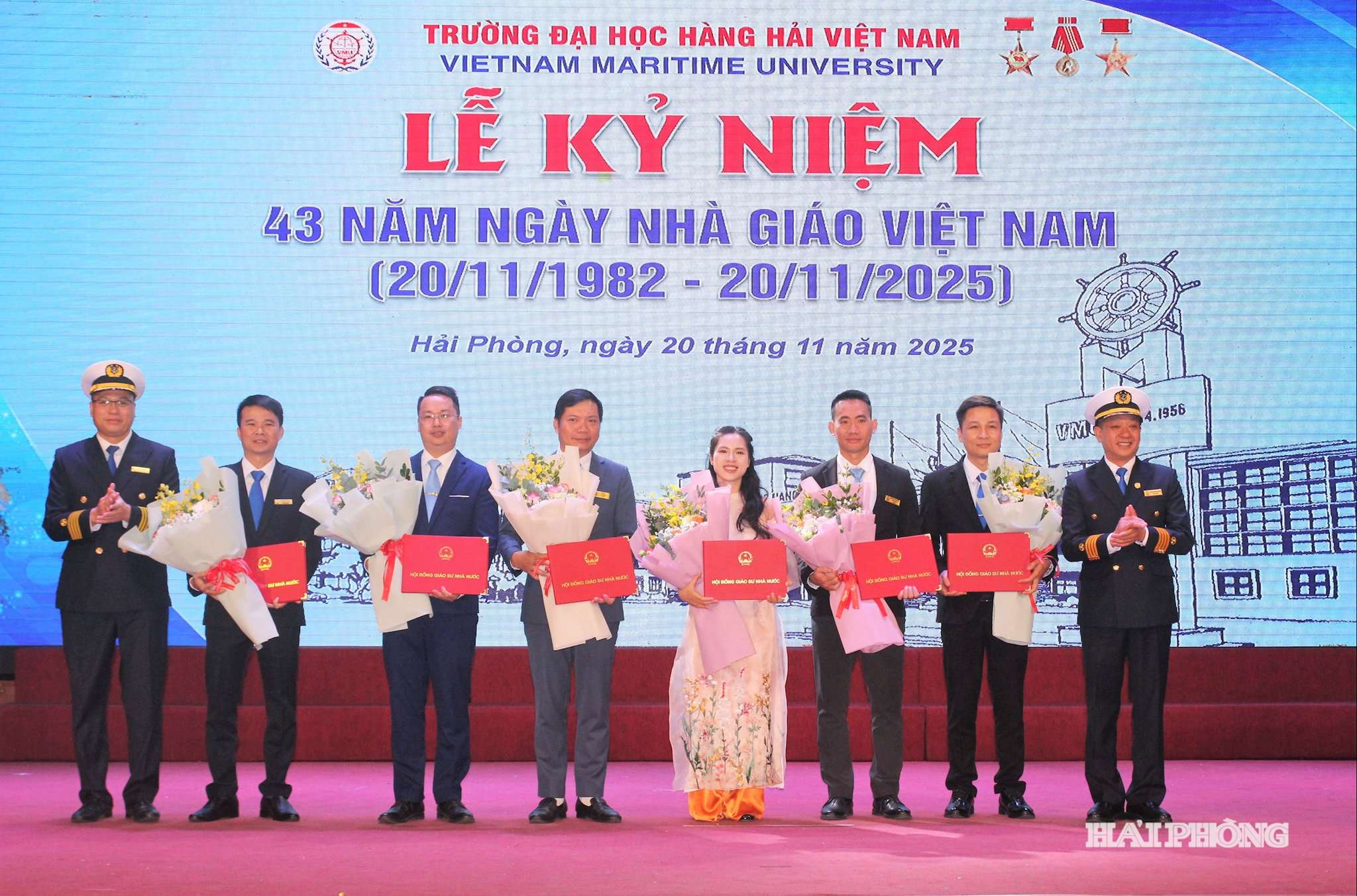 Lãnh đạo nhà trường trao quyết định công nhận chức danh phó giáo sư đối với các nhà giáo