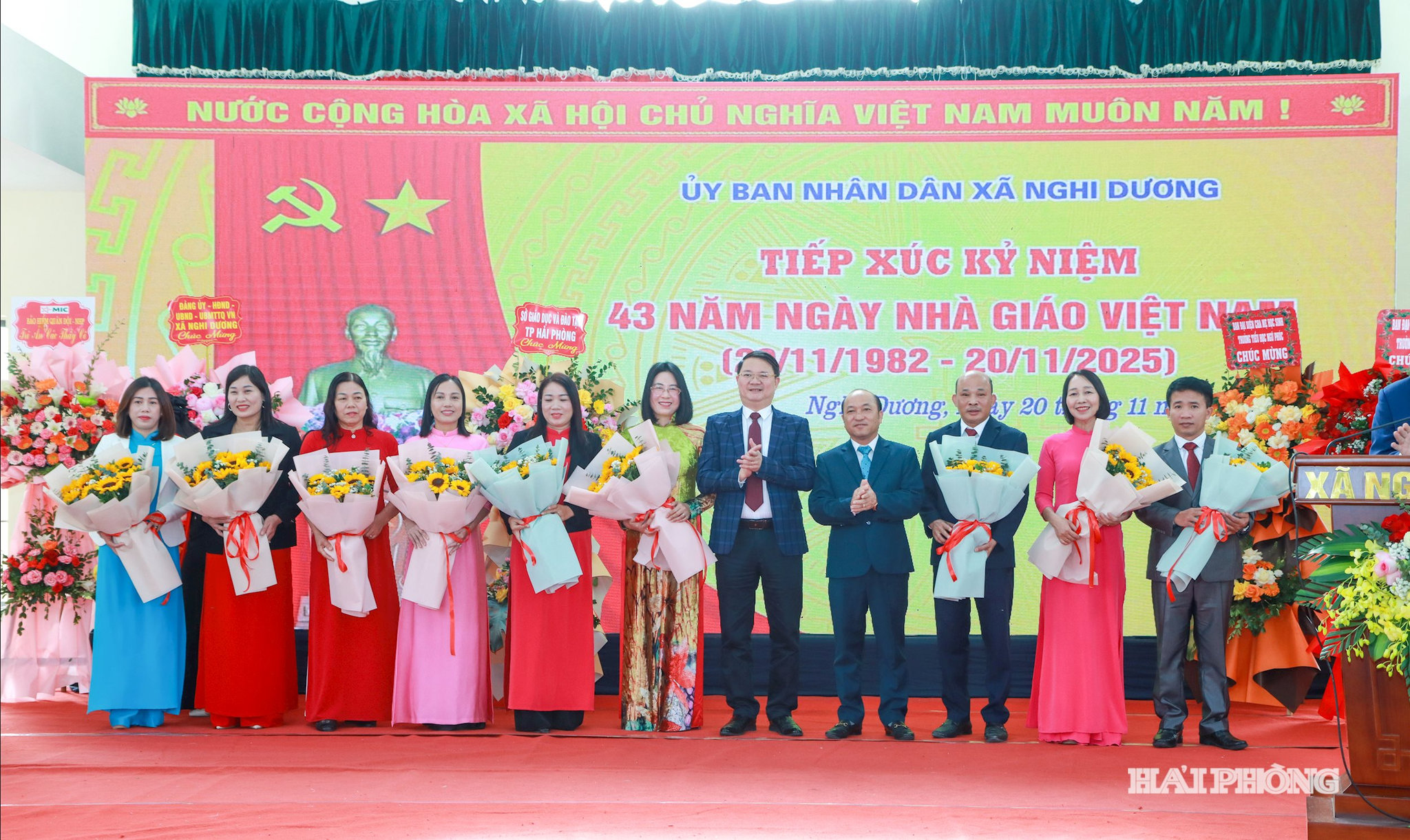 Lãnh đạo Đảng ủy xã Nghị Dương tặng hoa chúc mừng các nhà giáo nhân Ngày Nhà giáo Việt Nam 2025.