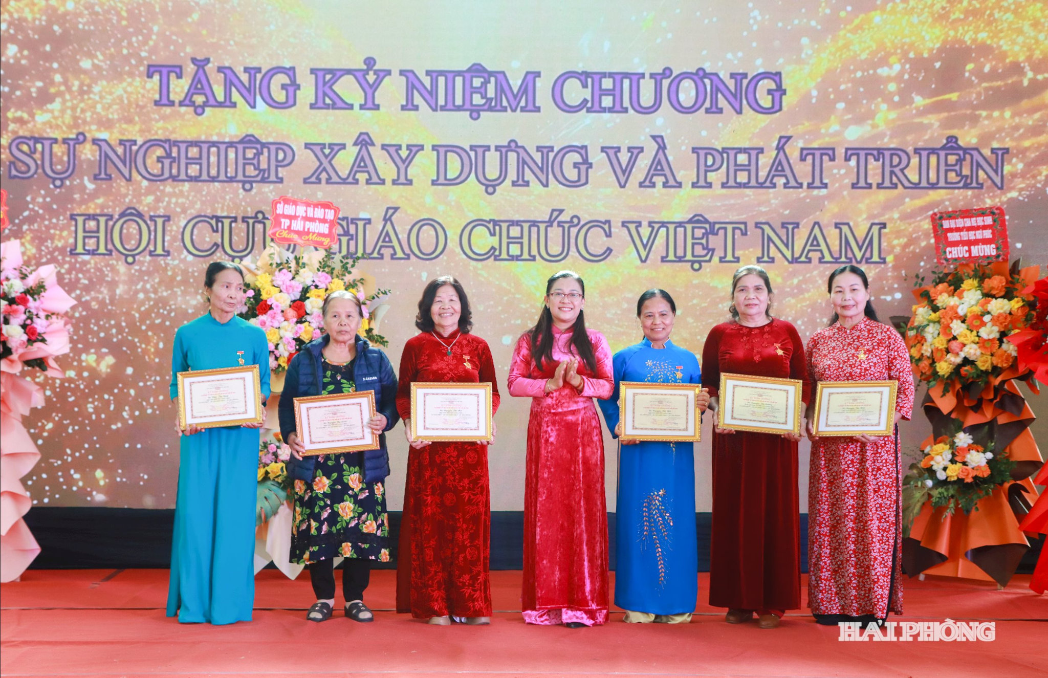 Lãnh đạo UBND xã trao Kỷ niệm chương Vì sự nghiệp giáo dục tặng các hội viên hội Cựu giáo chức
