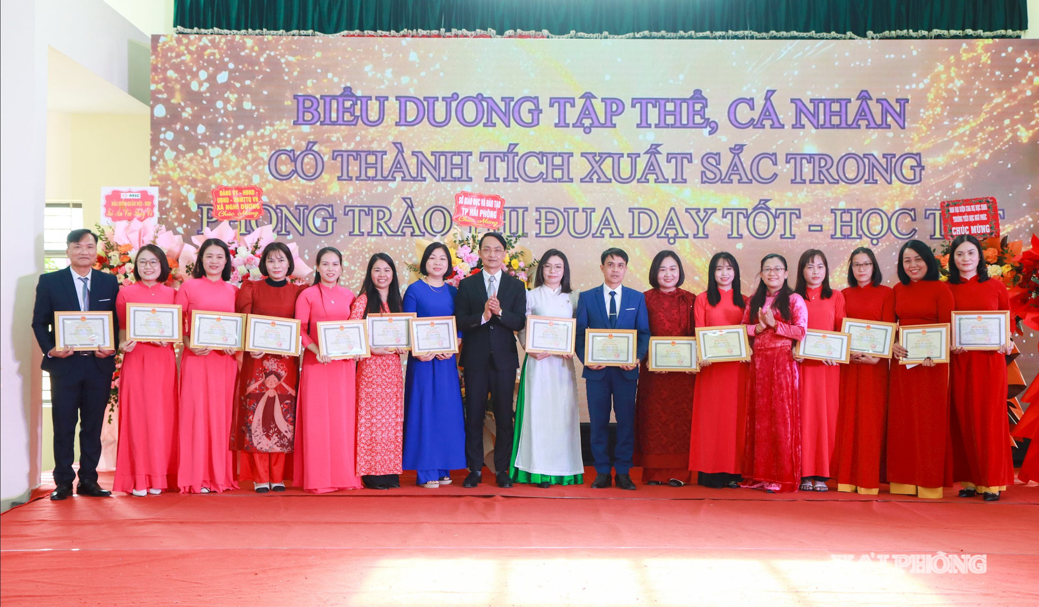 Lãnh đạo Đảng ủy xã trao Giấy khen tặng các tập thể