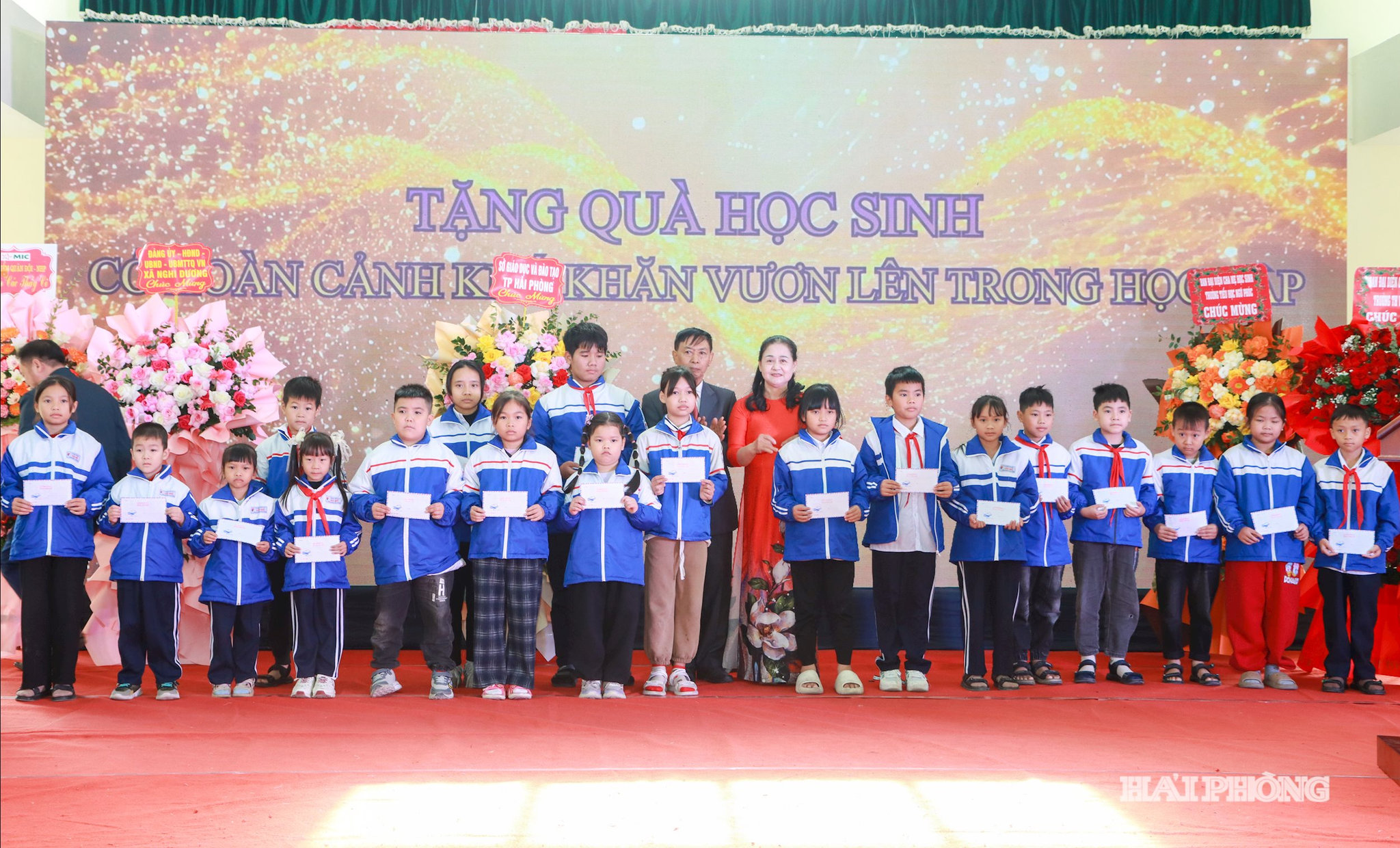 Đại diện gia đình liệt sĩ trao quà hỗ trợ các em có hoàn cảnh khó khăn.