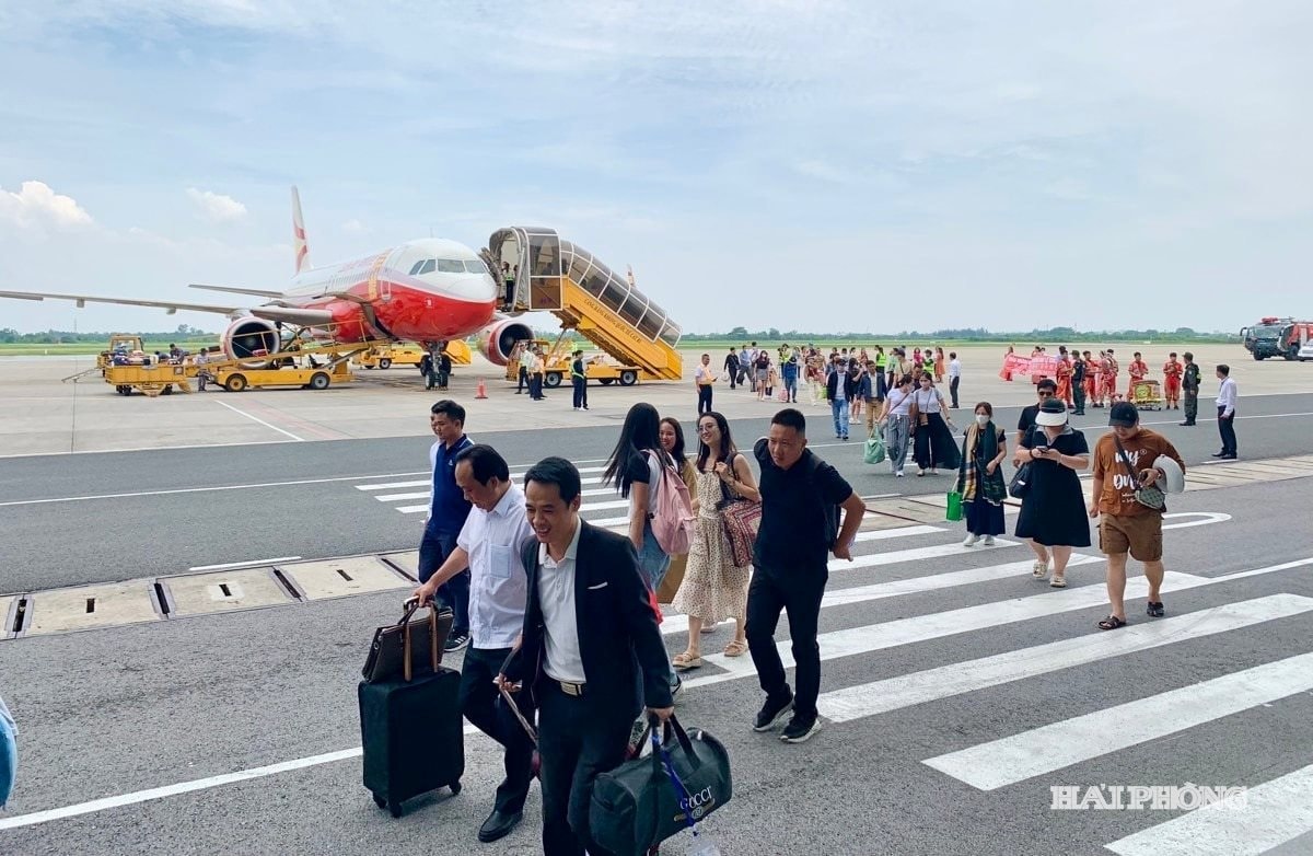 Hành khách đến Cảng hàng không quốc tế Cát Bi.