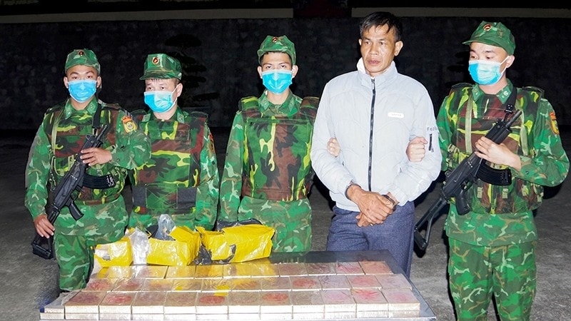 bien phong thanh hoa bat doi tuong van chuyen 32 banh heroin hinh anh 1