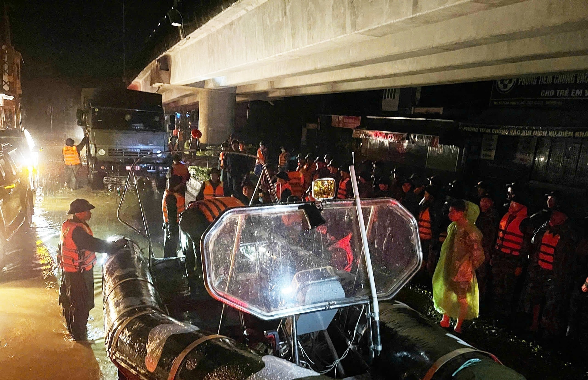 Điều động tối đa lực lượng sơ tán người dân đến nơi an toàn và ứng phó với lũ đặc biệt lớn - Ảnh 3.