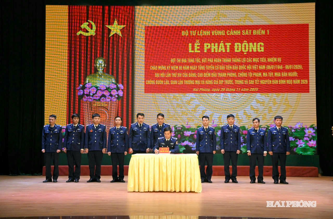 Đại diện các cơ quan, đơn vị thuộc Bộ Tư lệnh Vùng Cảnh sát biển 1 ký kết giao ước thi đua sau Lễ phát động.