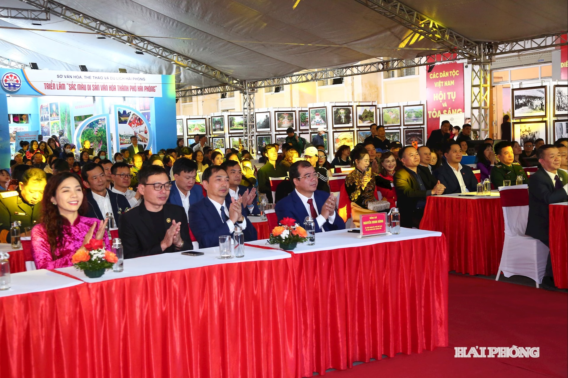 Zúčastnil se soudruh Nguyen Minh Hung, místopředseda městského lidového výboru, a vedoucí představitelé ministerstev, odborů a poboček.