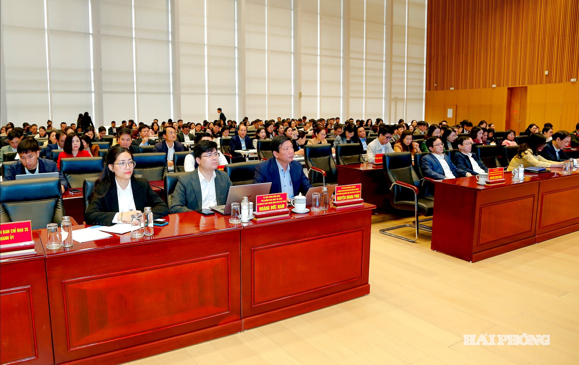 Đồng chí Nguyễn Quang Phúc, Uỷ viên ban Thường vụ Thành ủy, Trương ban Tuyên giáo và Dân vận Thành ủy cùng các đại biểu dự hội nghị.