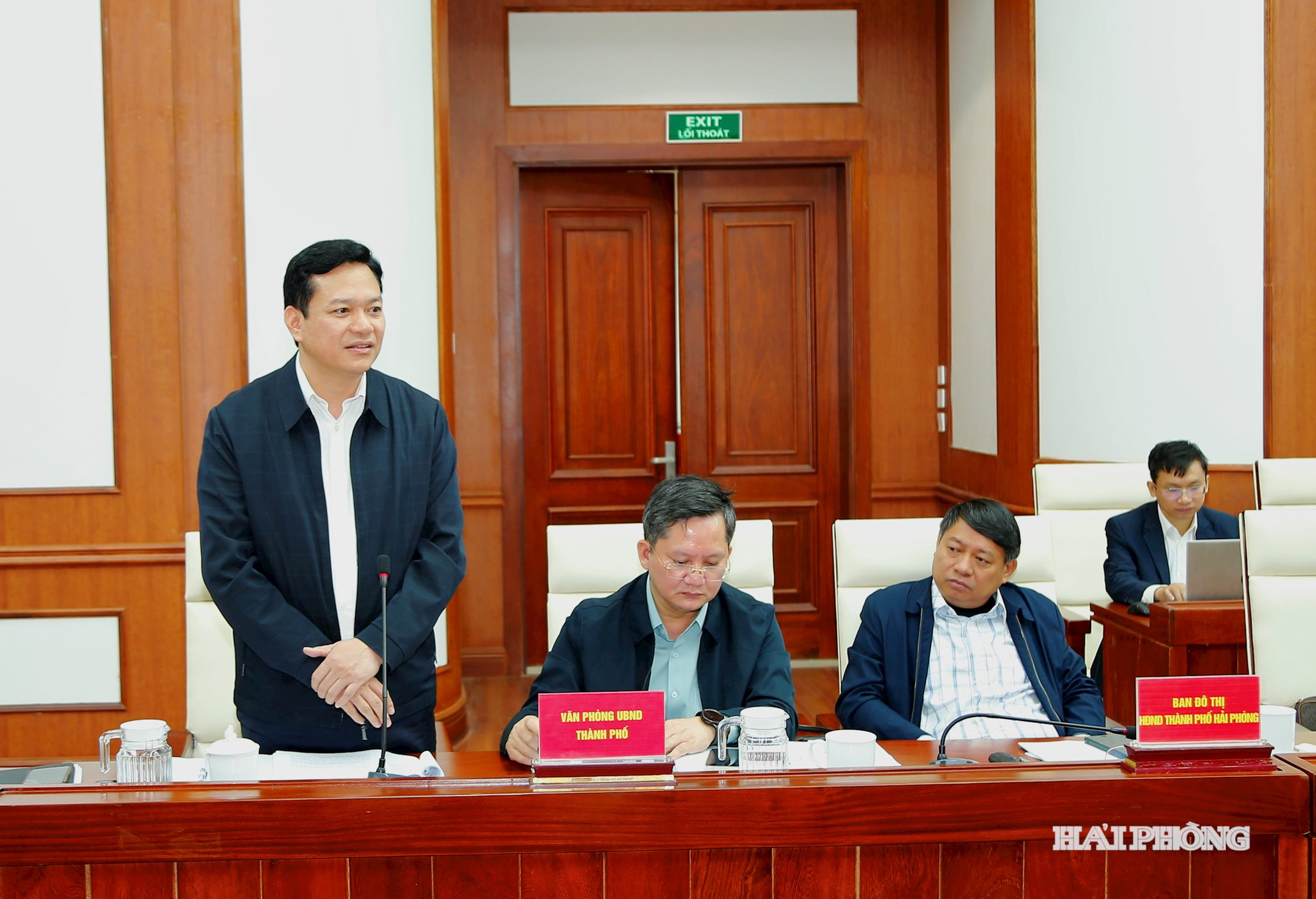 Lãnh đạo Văn phòng UBND thành phố phát biểu tại hội nghị.