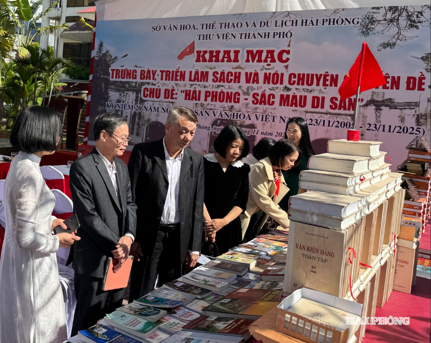 প্রতিনিধিরা বই এবং সংবাদপত্র প্রদর্শনী এলাকা পরিদর্শন করেন