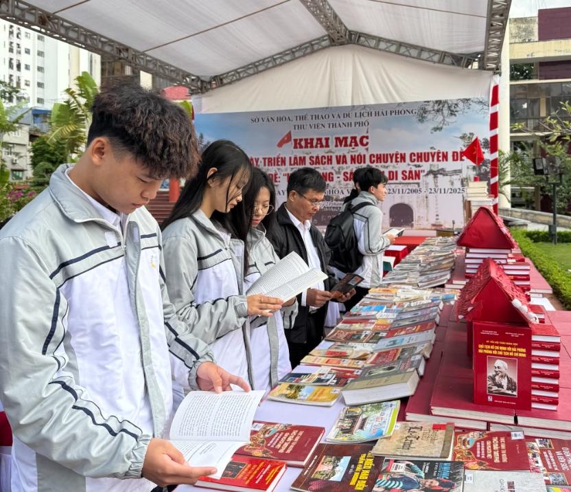 Các em học sinh tham quan khu vực trưng bày sách báo