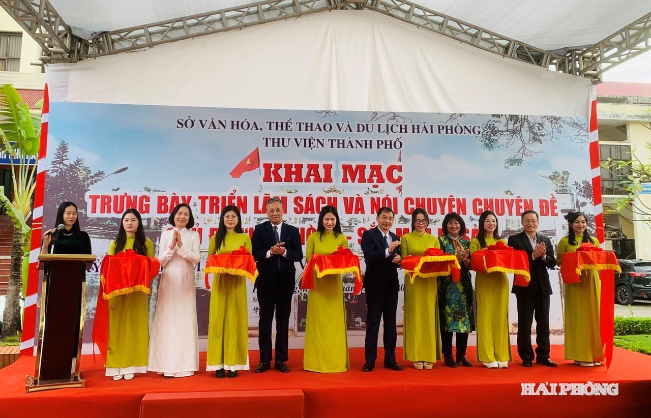 বই ও সংবাদপত্র প্রদর্শনীর উদ্বোধনের জন্য ফিতা কেটে অনুষ্ঠান।