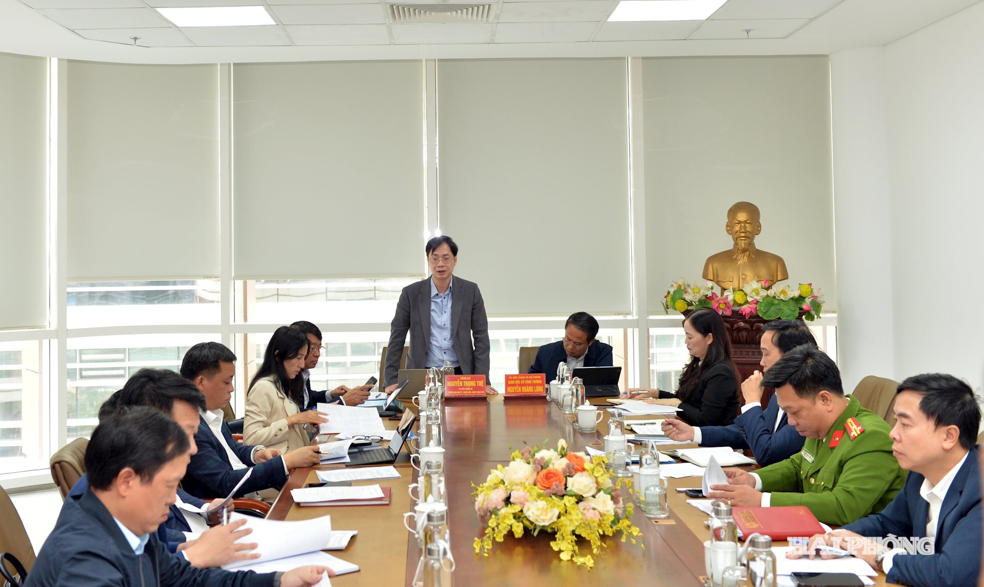 시 인민위원회 경제예산위원장인 응우옌 트롱 뚜 동지가 회의에서 연설했습니다.