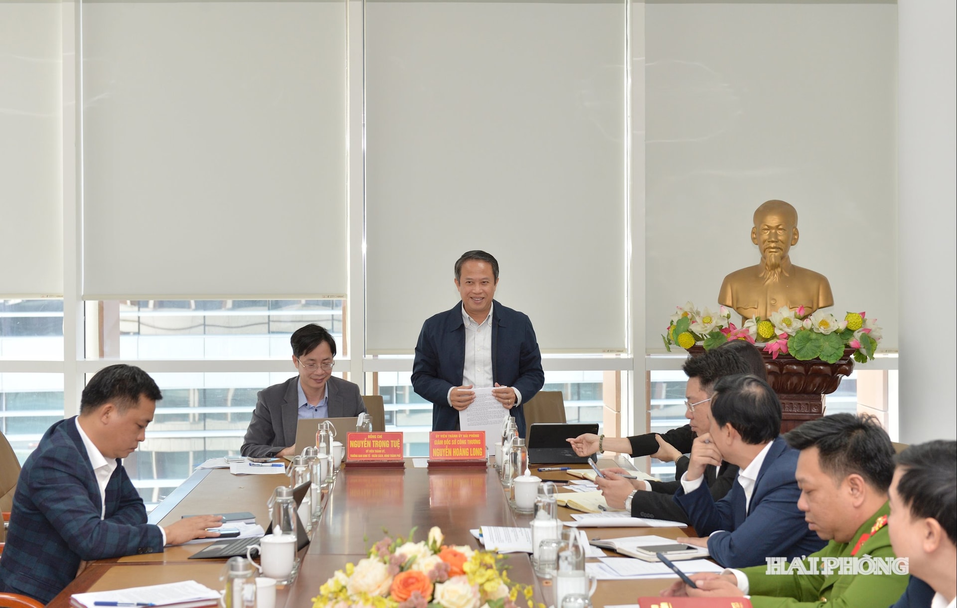 산업통상부 국장인 응우옌 호앙 롱 동지가 회의에서 연설했습니다.