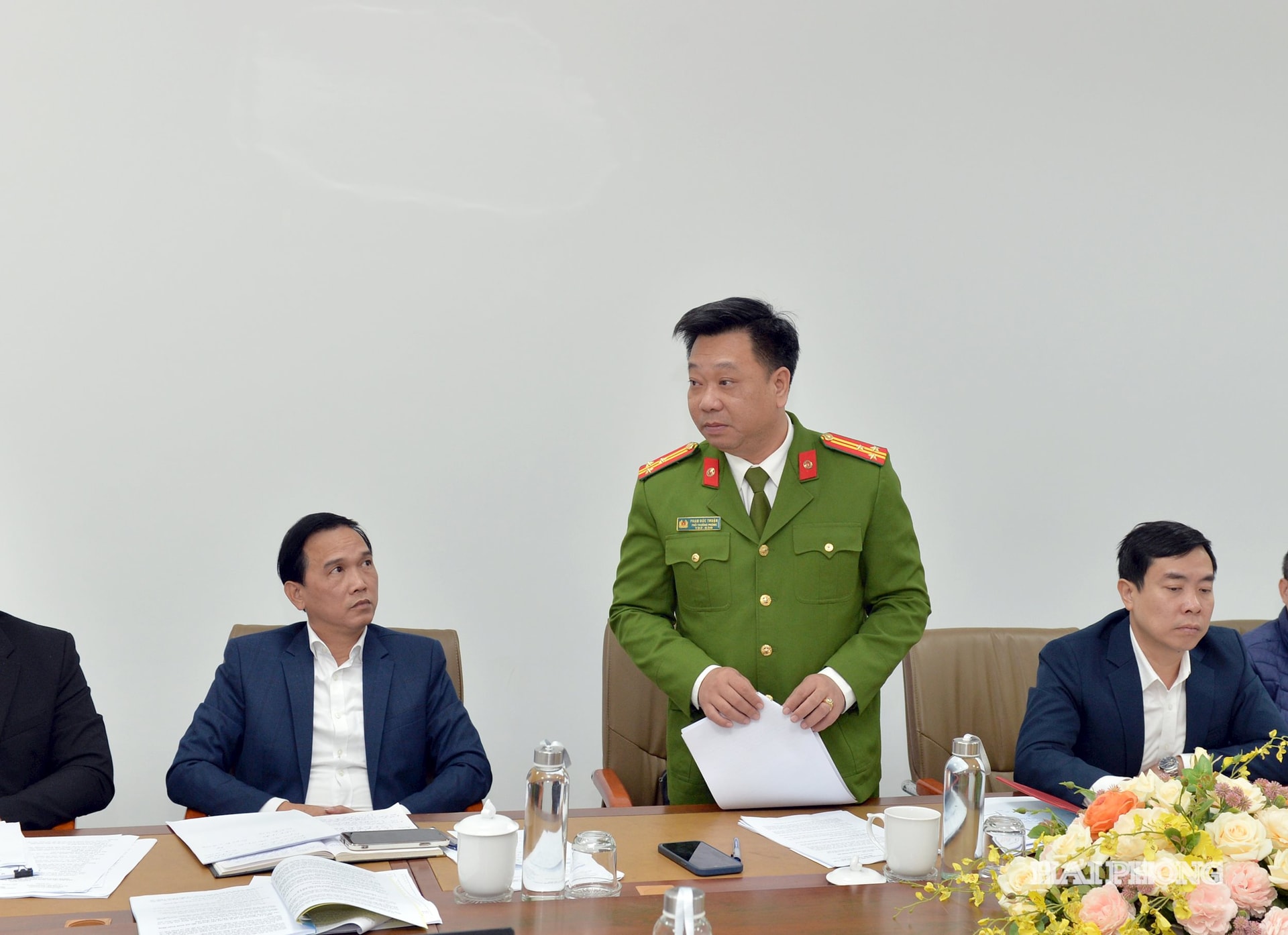 대표단은 회의에서 자신의 의견을 밝혔다.