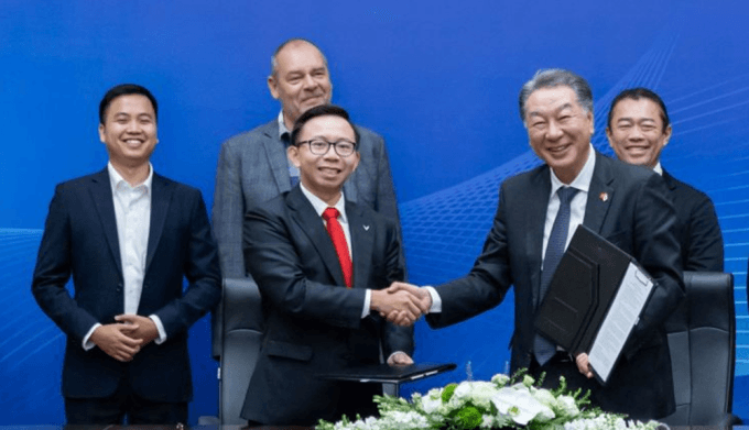 Ông Phạm Nhật Quân Anh, đứng hàng đầu bên trái. Ảnh: VIC