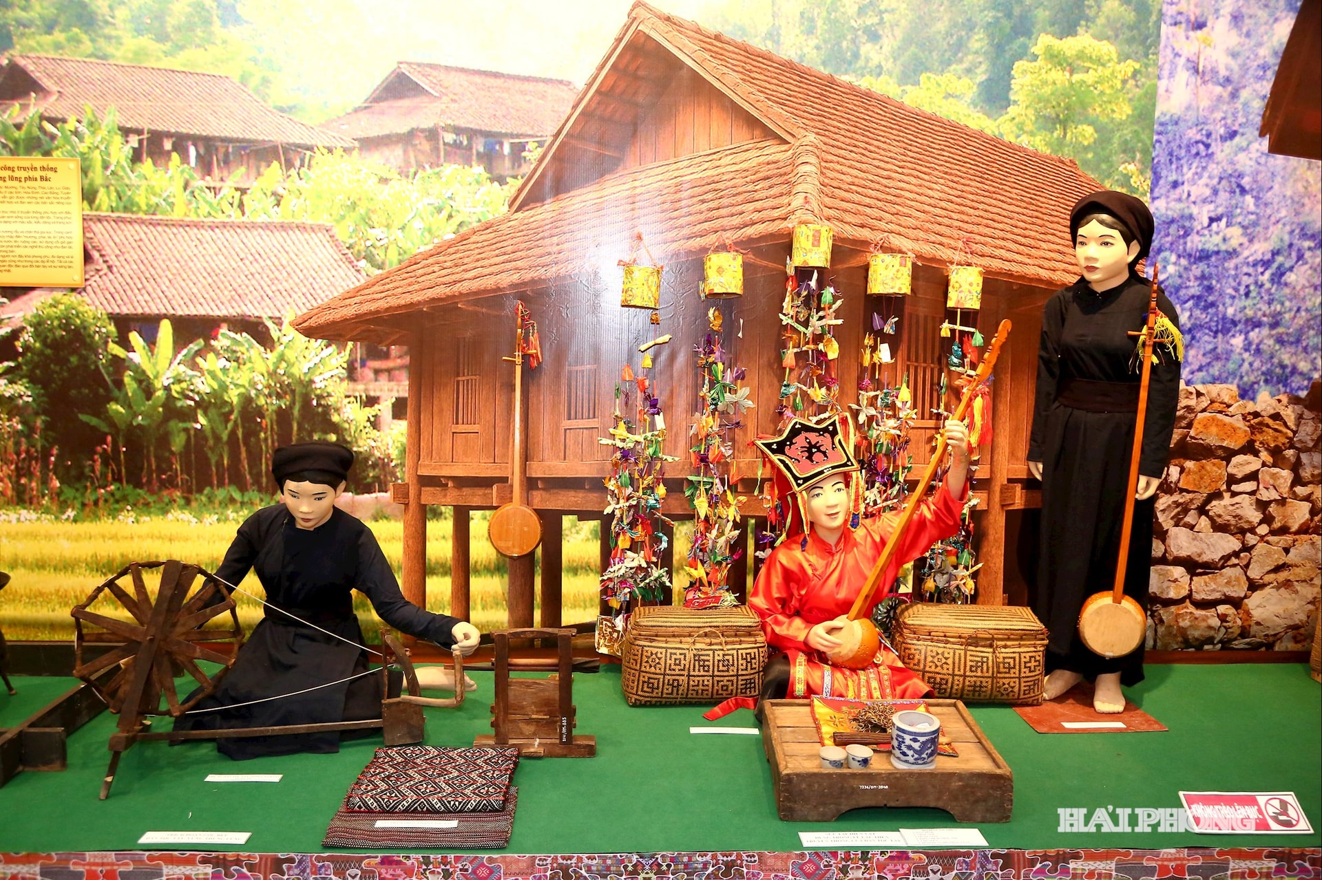 Stan pameran yang memperkenalkan kostum kelompok etnis Utara