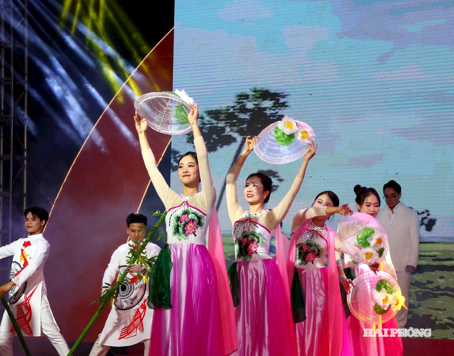 Program seni untuk menyambut pembukaan Pameran Warisan Budaya dan Lanskap Terkenal Vietnam