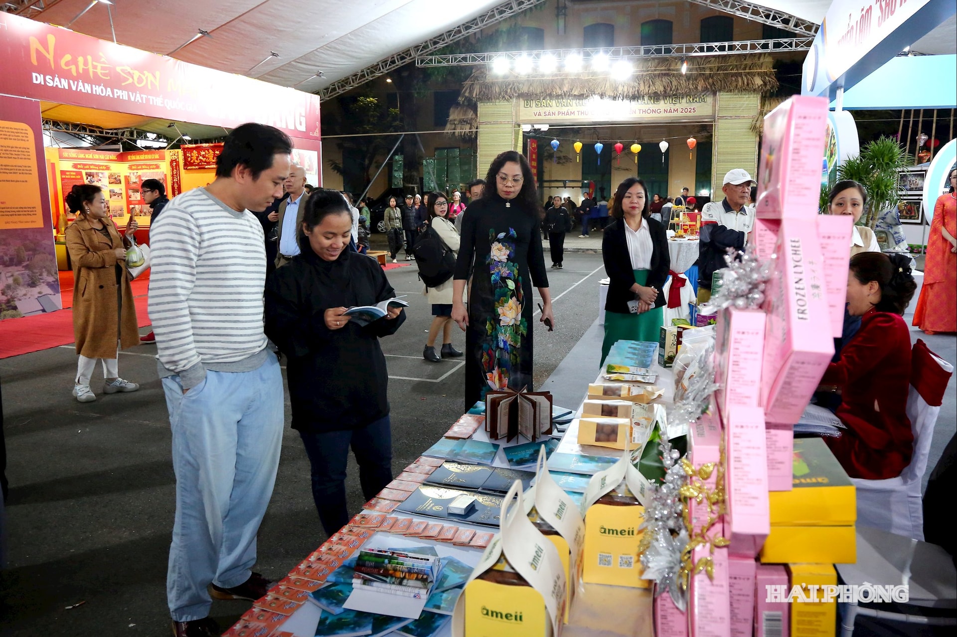 Turisté přicházejí nakupovat ve stáncích s produkty na výstavišti a v centru výtvarných umění Hai Phong.