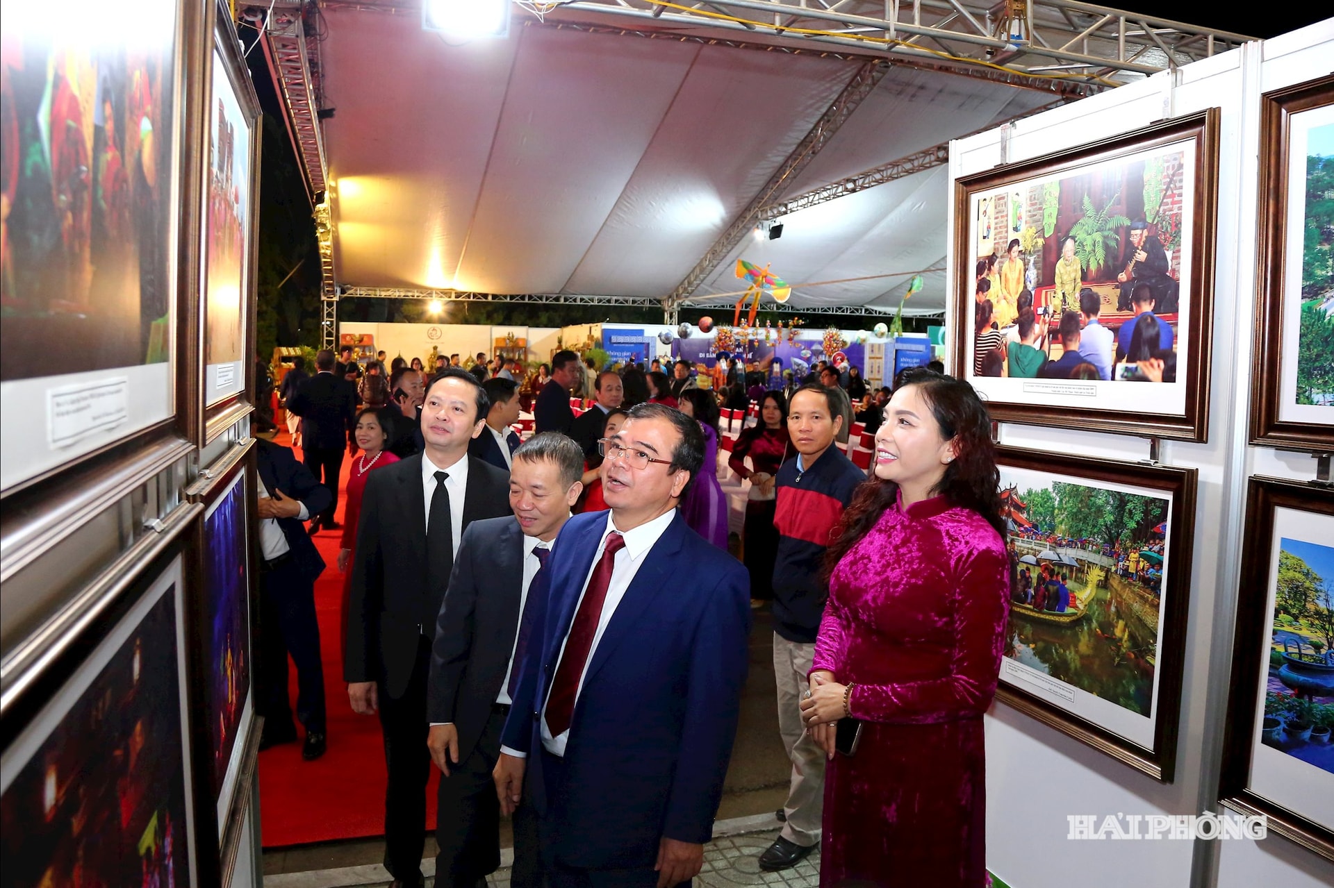Stánky navštívil soudruh Nguyen Minh Hung, místopředseda městského lidového výboru, a mnoho dalších lidí.