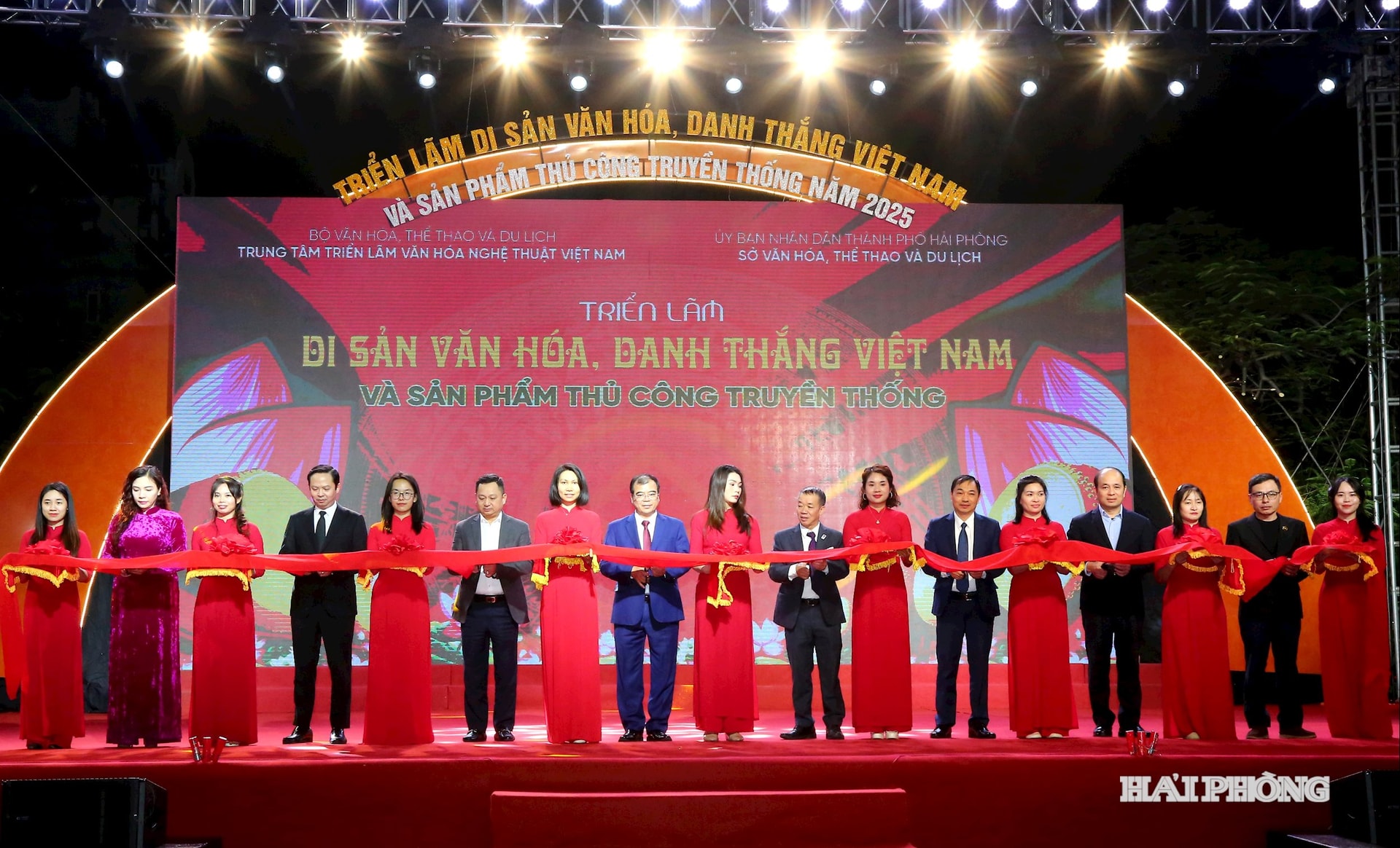 Soudruh Nguyen Minh Hung, místopředseda městského lidového výboru, a vedoucí ministerstev, odborů a poboček přestřihli pásku a zahájili slavnostní ceremoniál.