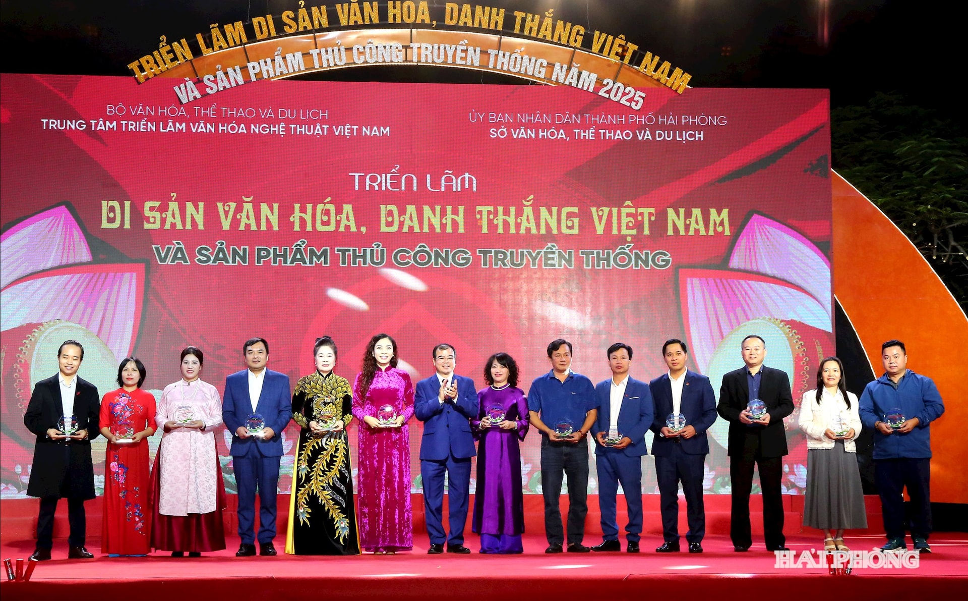 Soudruh Nguyen Minh Hung, místopředseda městského lidového výboru, předal zúčastněným jednotkám upomínkové předměty.