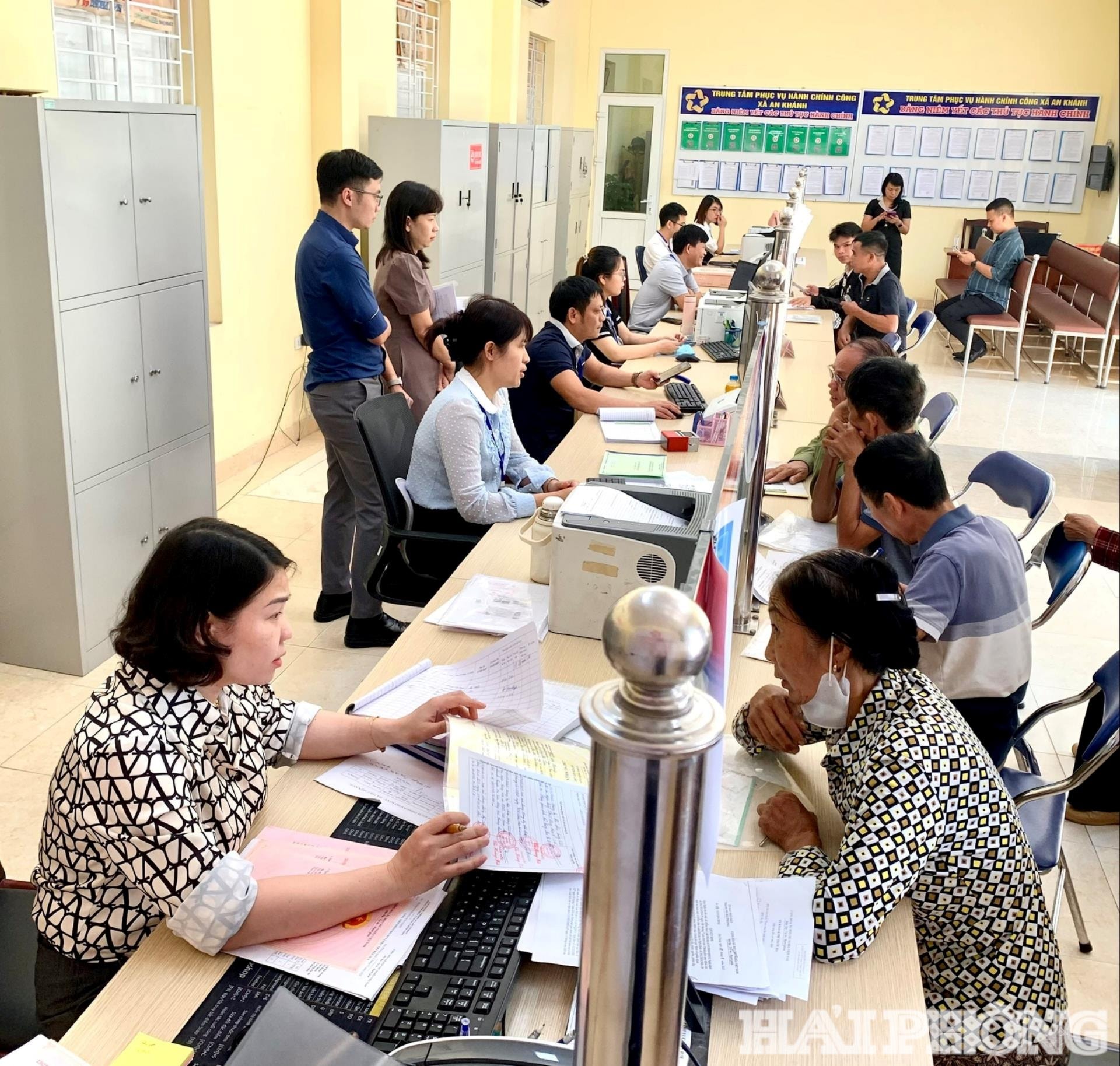 Cán bộ, công chức Trung tâm Phục vụ hành chính công xã An Khánh hỗ trợ người dân thực hiện thủ tục hành chính.